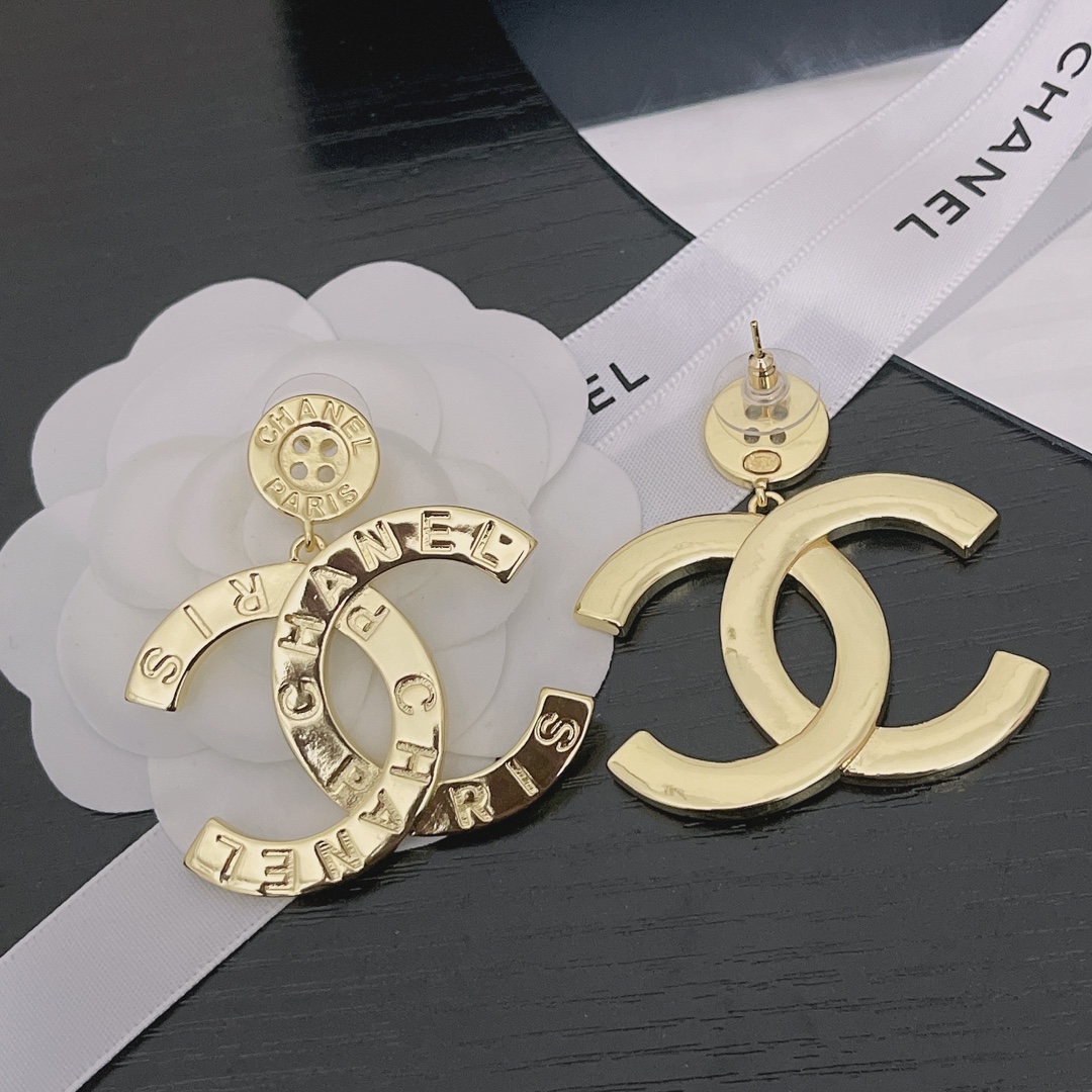 CC PARIS BUTTON EARRINGS