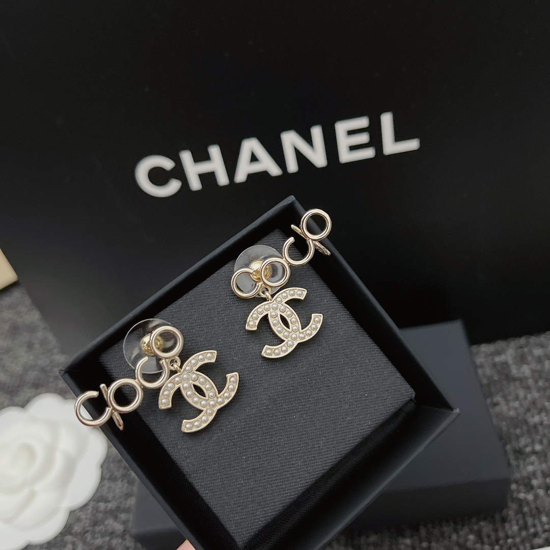 CC METAL PEARL CC COCO CLIMBER CLIP ON EARRINGS GOLD