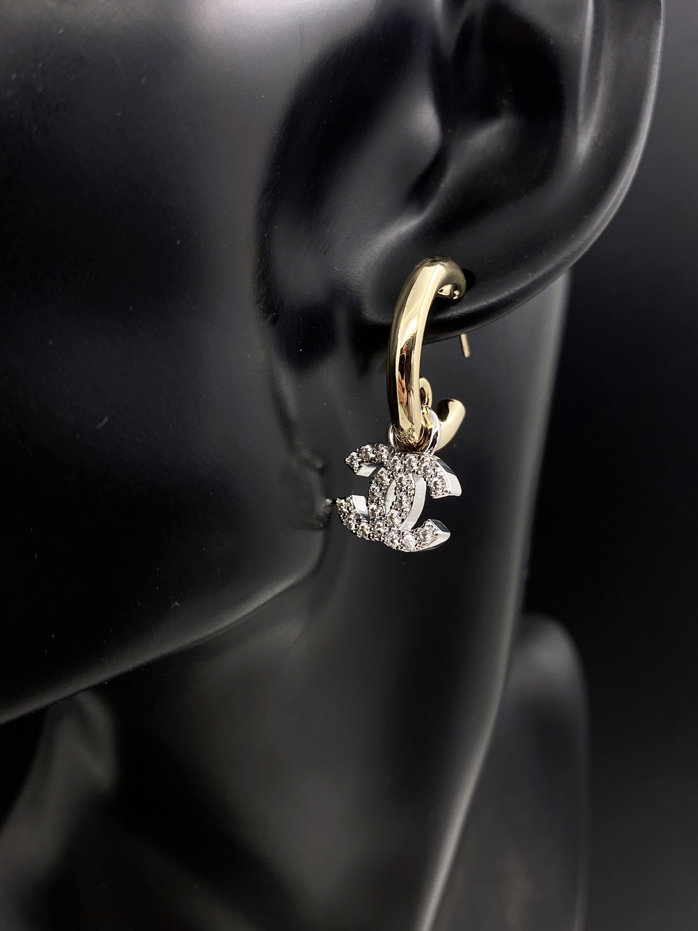 CC PEARLS CC LOGO EARRINGS