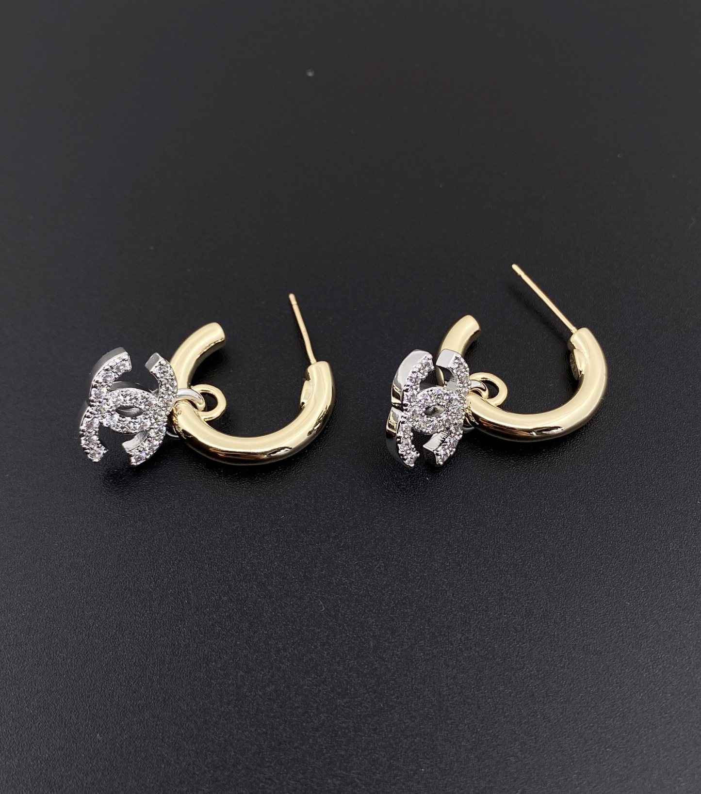 CC PEARLS CC LOGO EARRINGS
