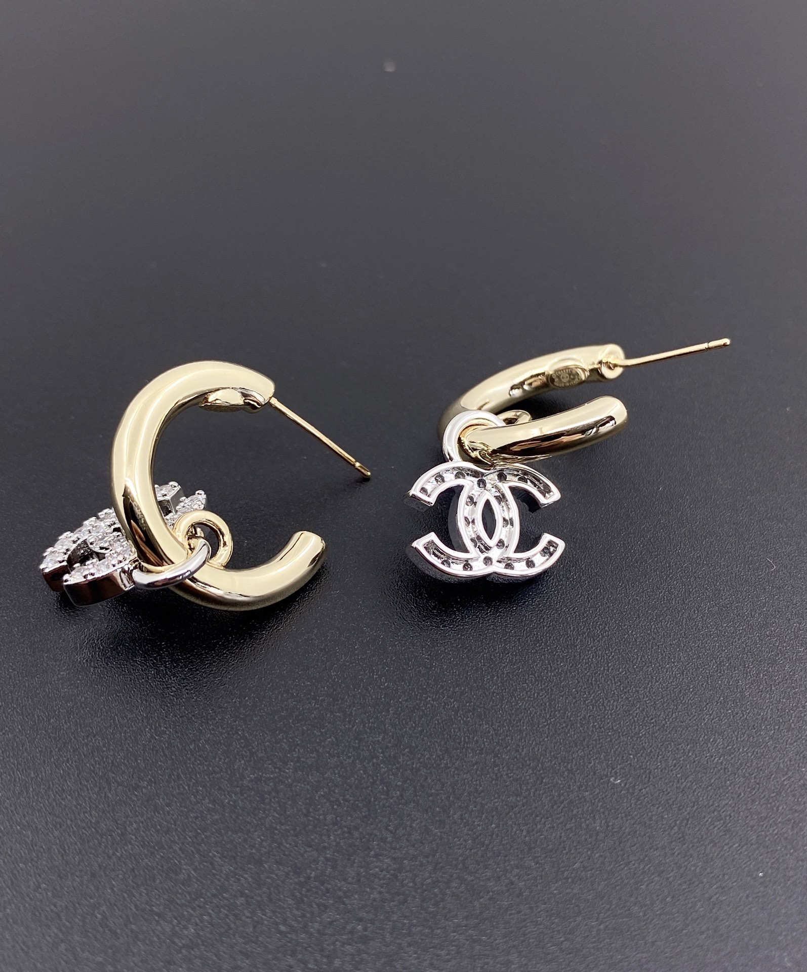 CC PEARLS CC LOGO EARRINGS