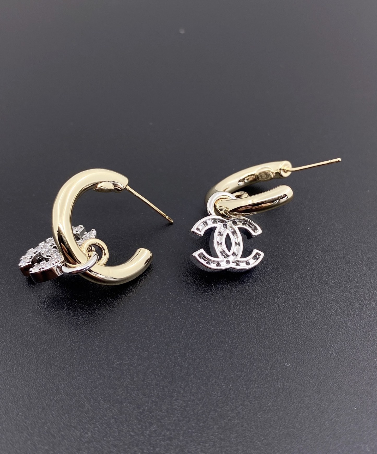 CC PEARLS CC LOGO EARRINGS