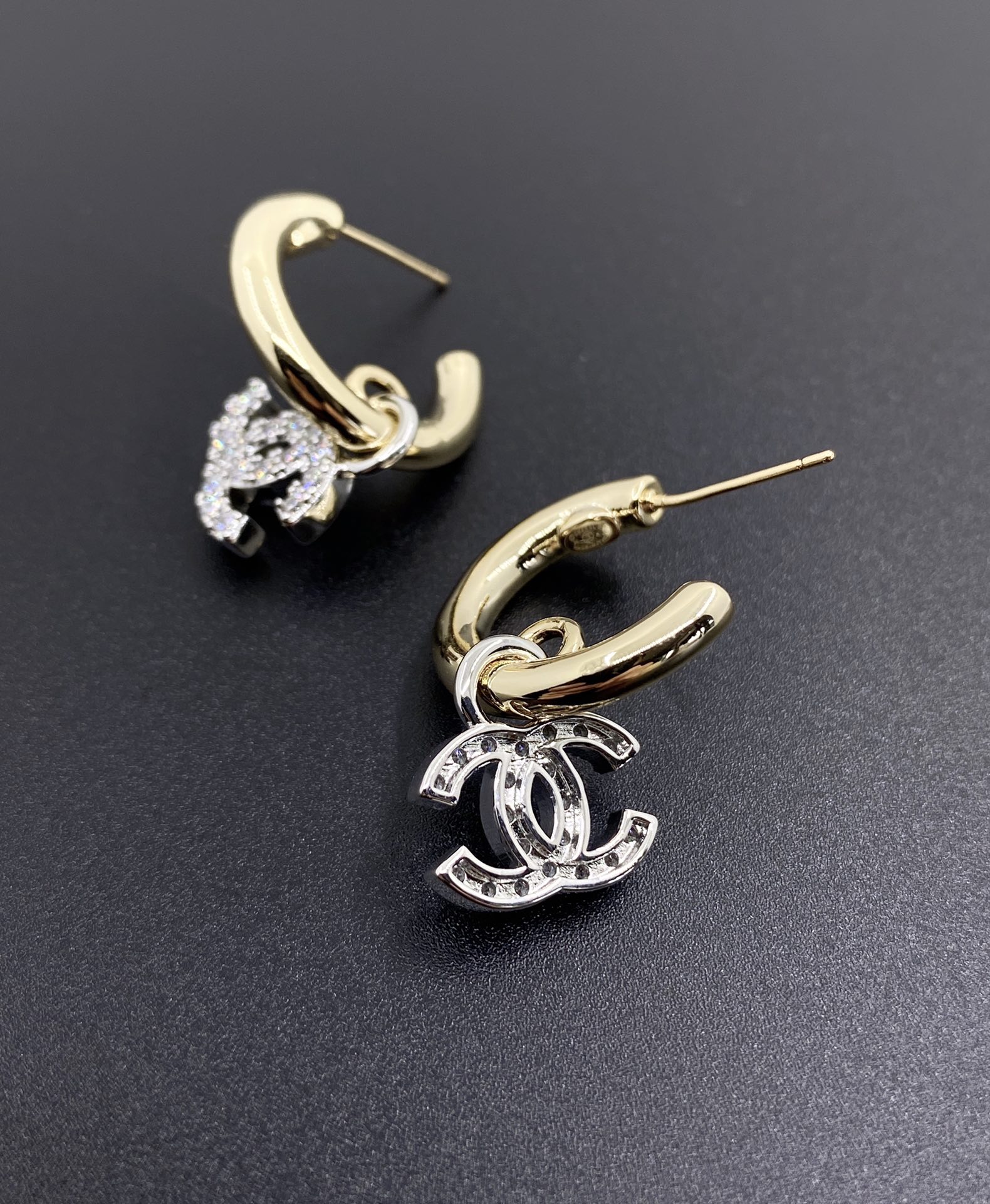 CC PEARLS CC LOGO EARRINGS