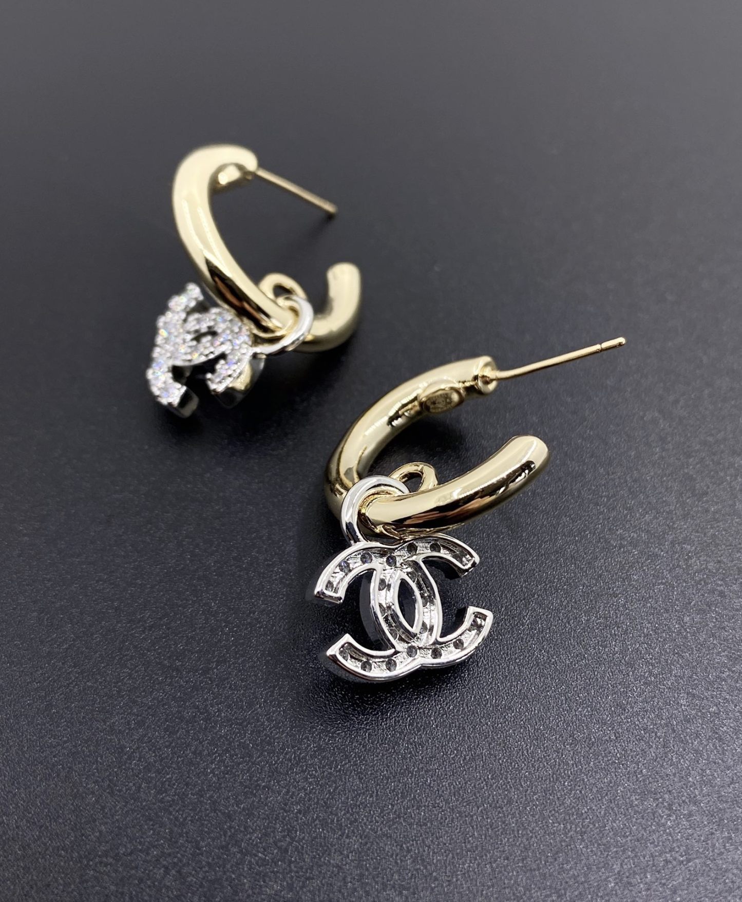 CC PEARLS CC LOGO EARRINGS