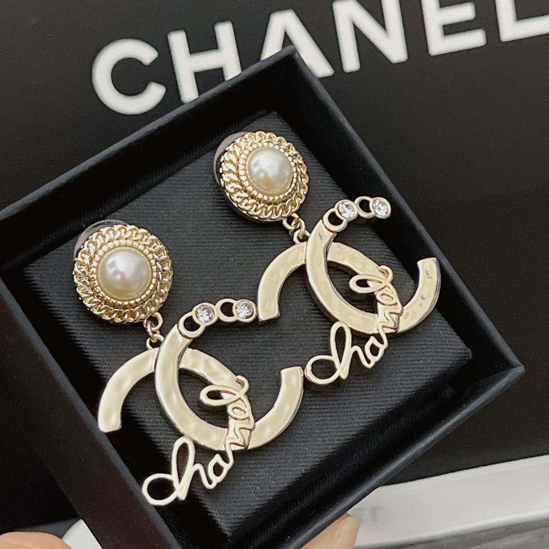 CC EARRINGS WITH WHITE PEARLS AND GOLD METAL