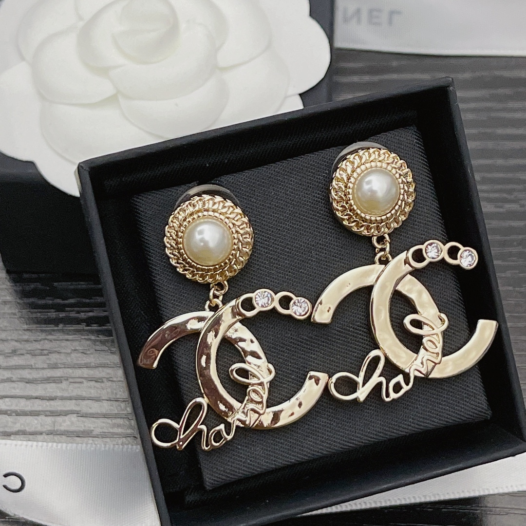 CC EARRINGS WITH WHITE PEARLS AND GOLD METAL