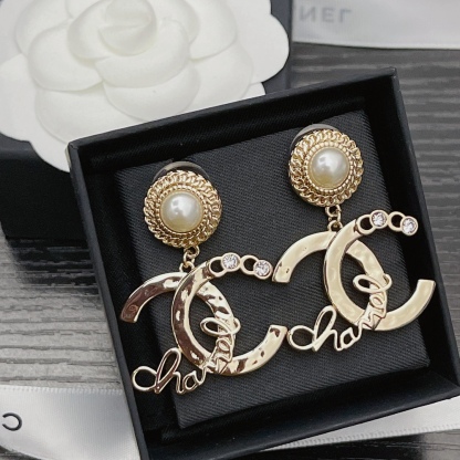 CC EARRINGS WITH WHITE PEARLS AND GOLD METAL