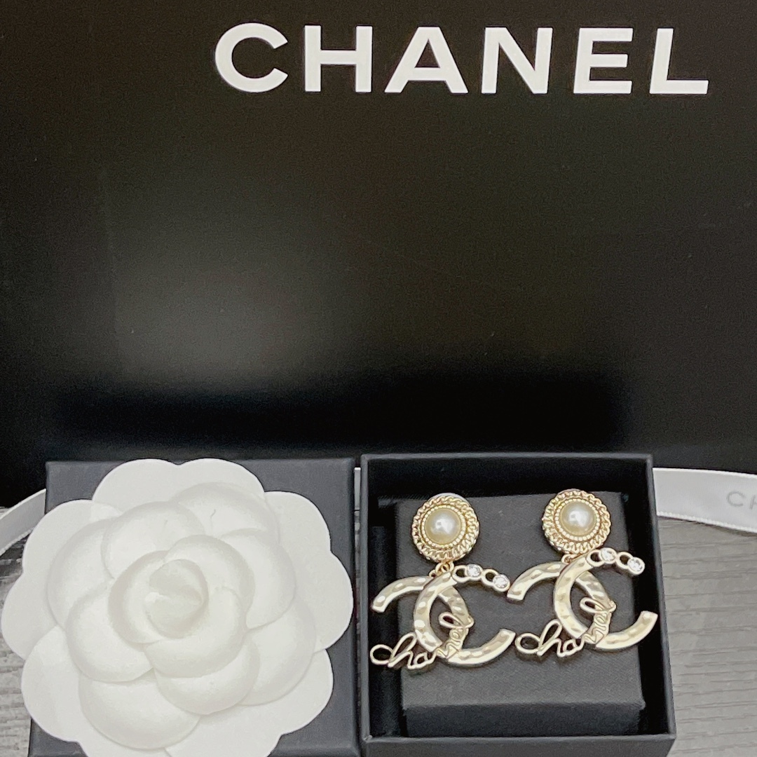 CC EARRINGS WITH WHITE PEARLS AND GOLD METAL
