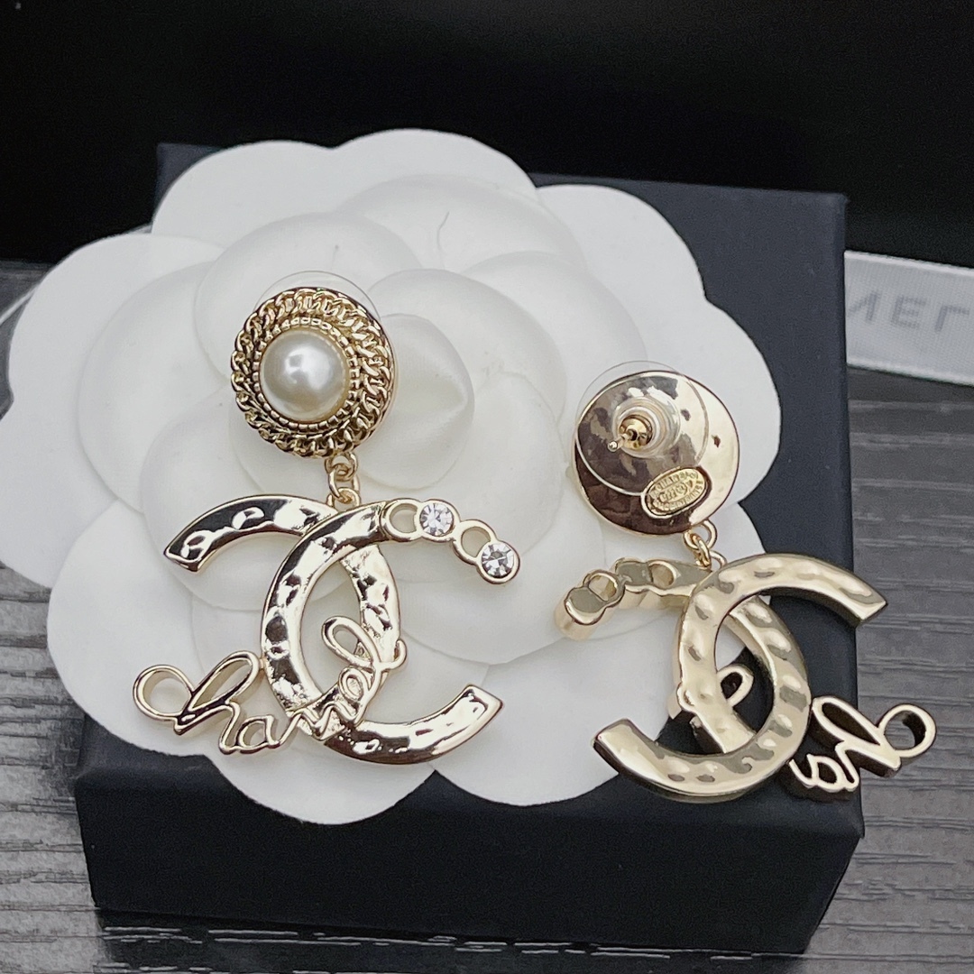 CC EARRINGS WITH WHITE PEARLS AND GOLD METAL