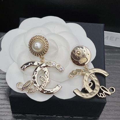 CC EARRINGS WITH WHITE PEARLS AND GOLD METAL