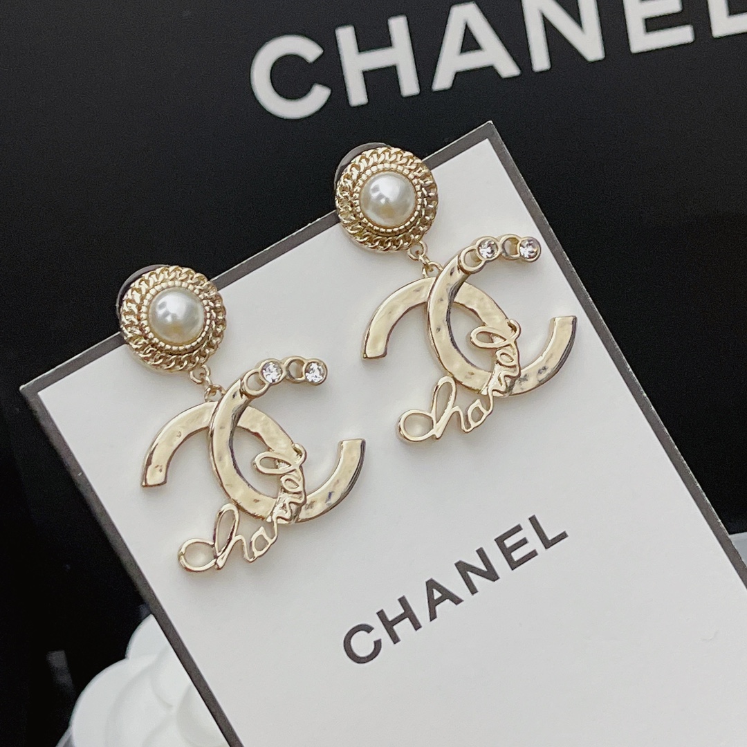 CC EARRINGS WITH WHITE PEARLS AND GOLD METAL