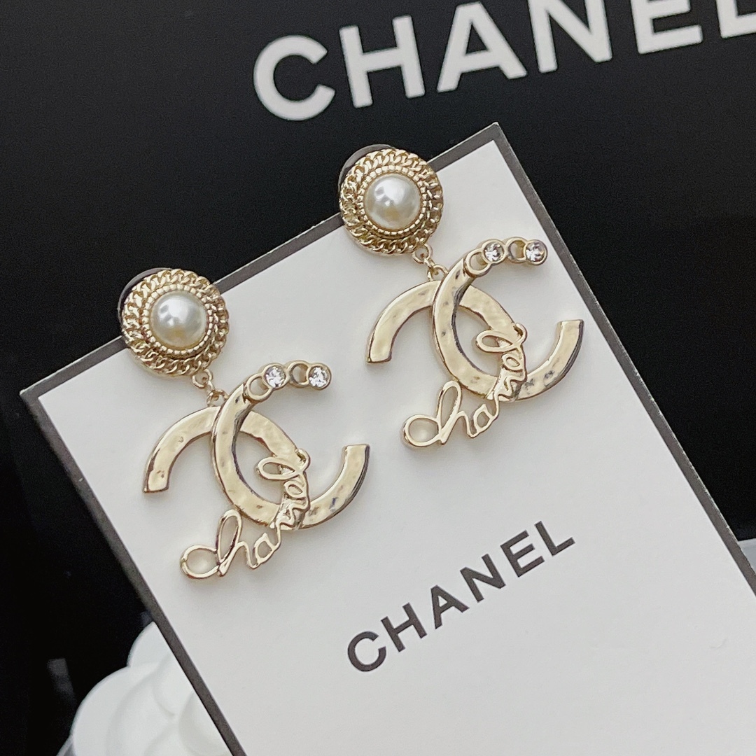 CC EARRINGS WITH WHITE PEARLS AND GOLD METAL