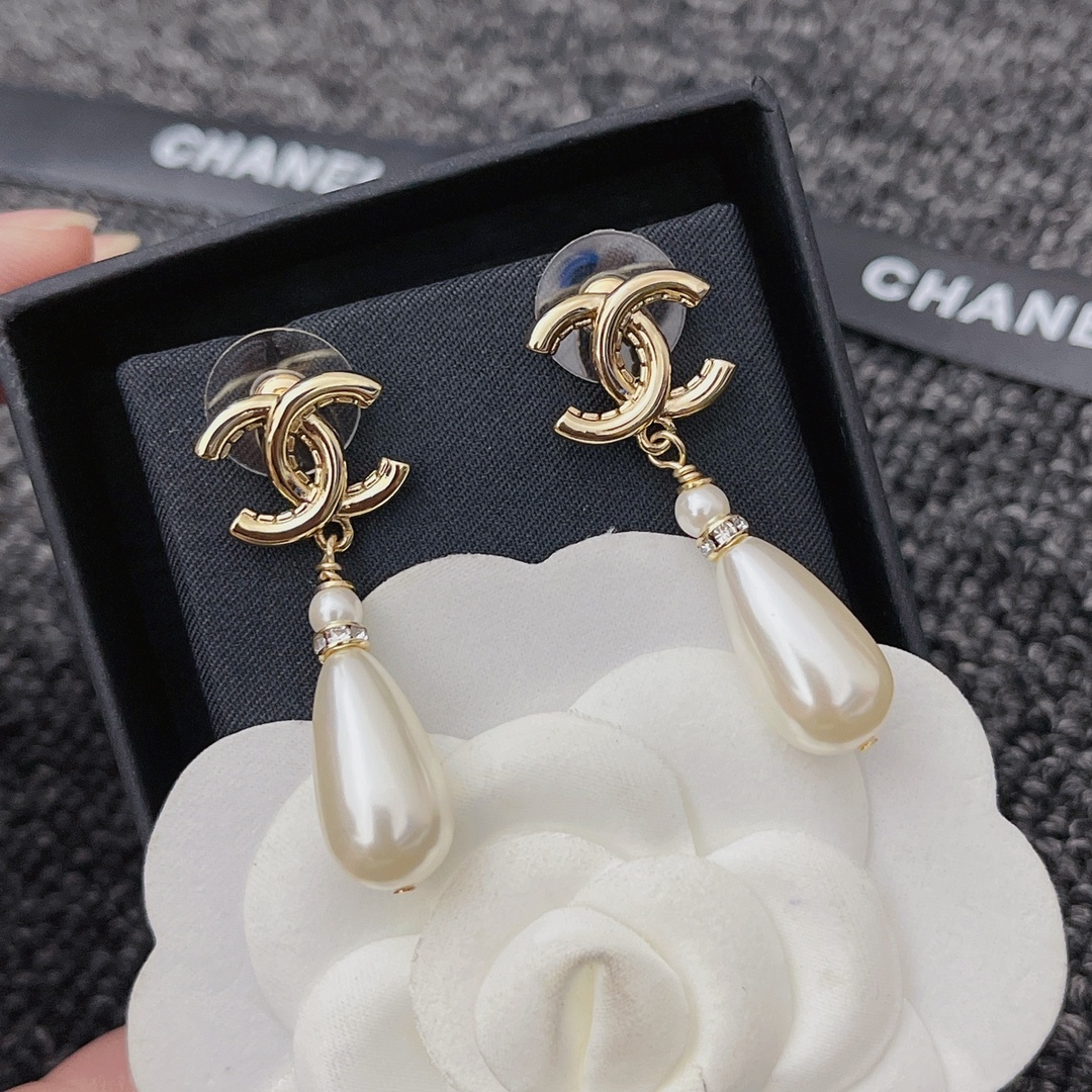 CC CC PEARL DROP EARRINGS