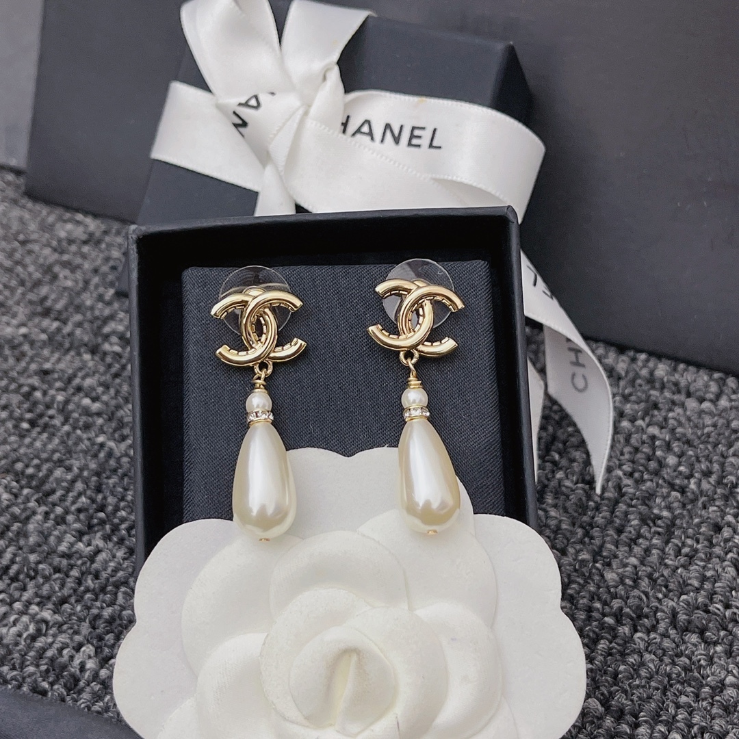 CC CC PEARL DROP EARRINGS