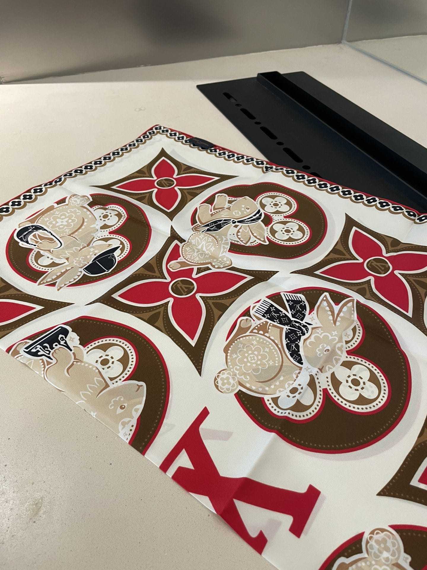 LV PRECIOUS RABBIT SQUARE 90 M78191