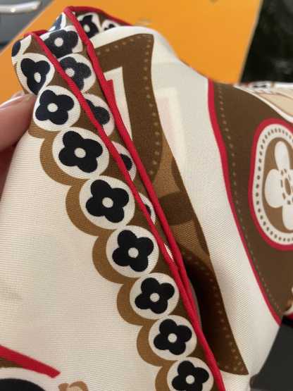 LV PRECIOUS RABBIT SQUARE 90 M78191