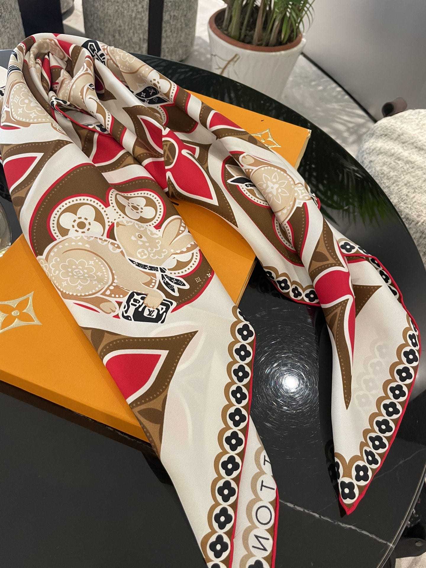 LV PRECIOUS RABBIT SQUARE 90 M78191