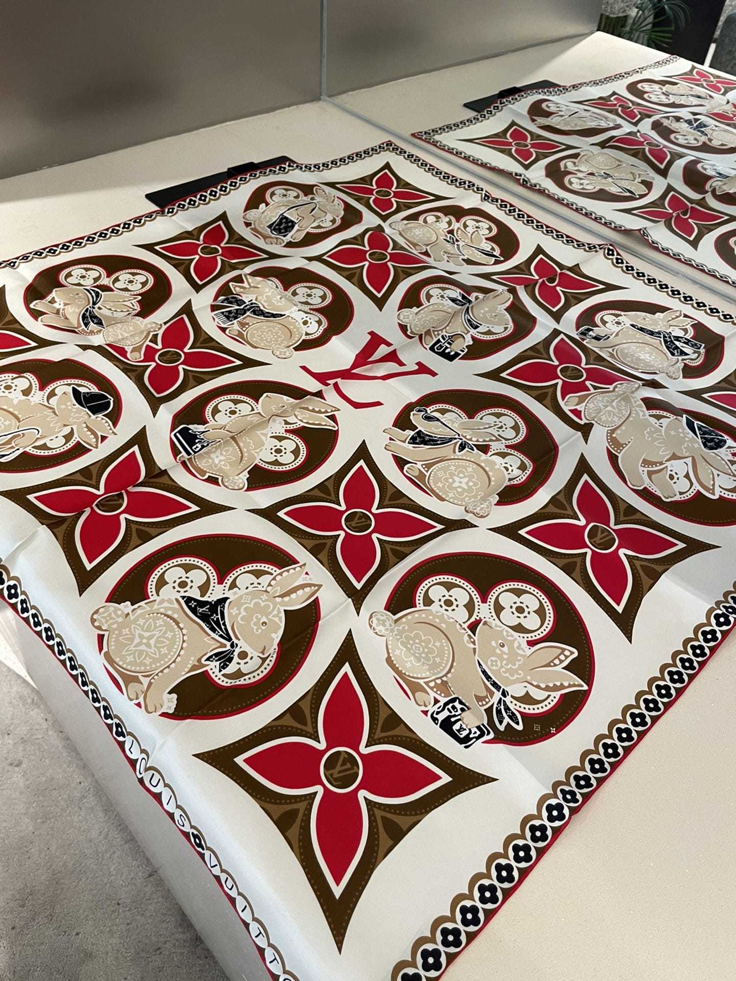 LV PRECIOUS RABBIT SQUARE 90 M78191