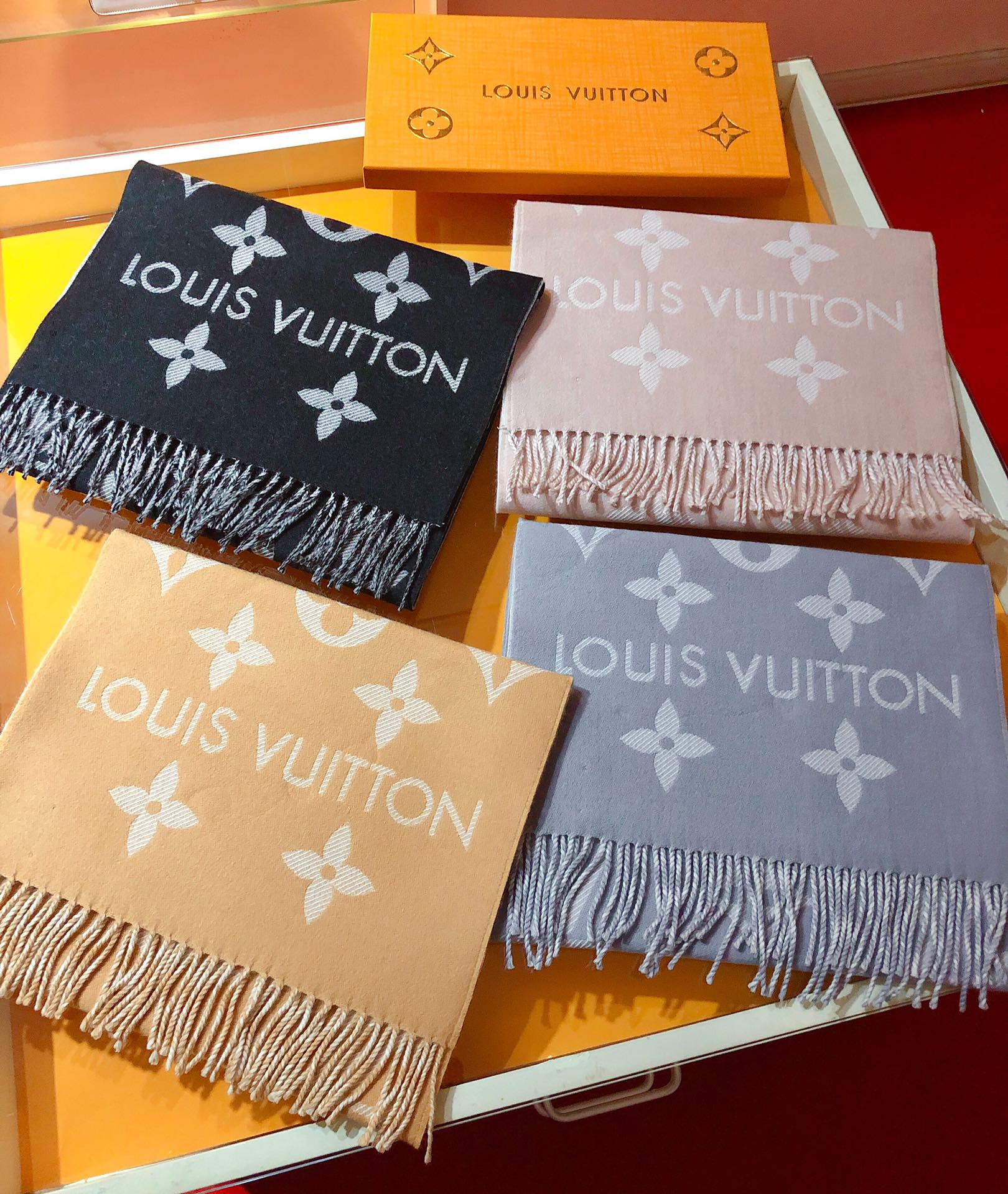 LV ESSENTIAL SCARF BEIGE M78935