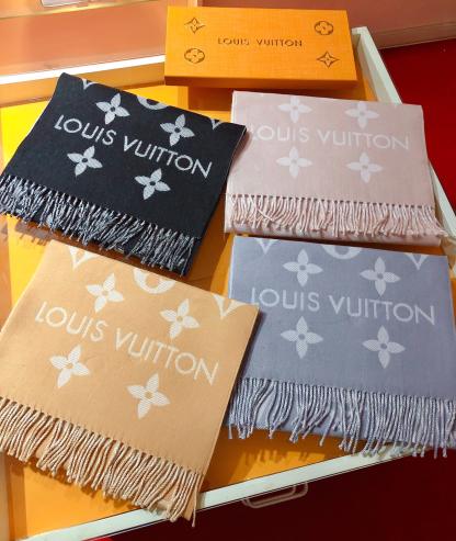 LV ESSENTIAL SCARF BEIGE M78935