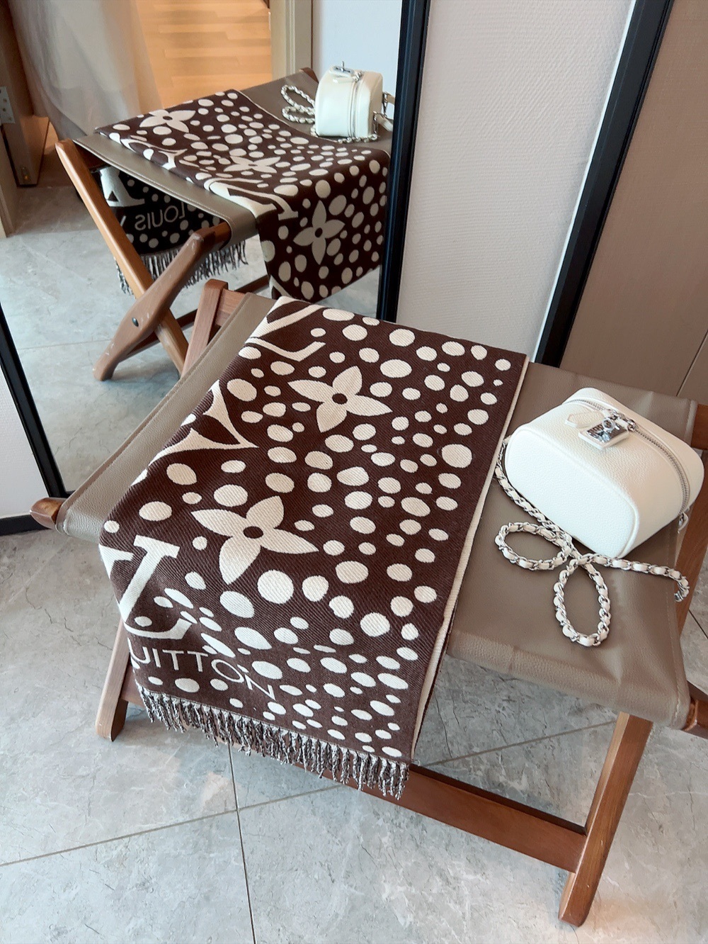 LV LV X YK INFINITY DOTS SCARF BROWN