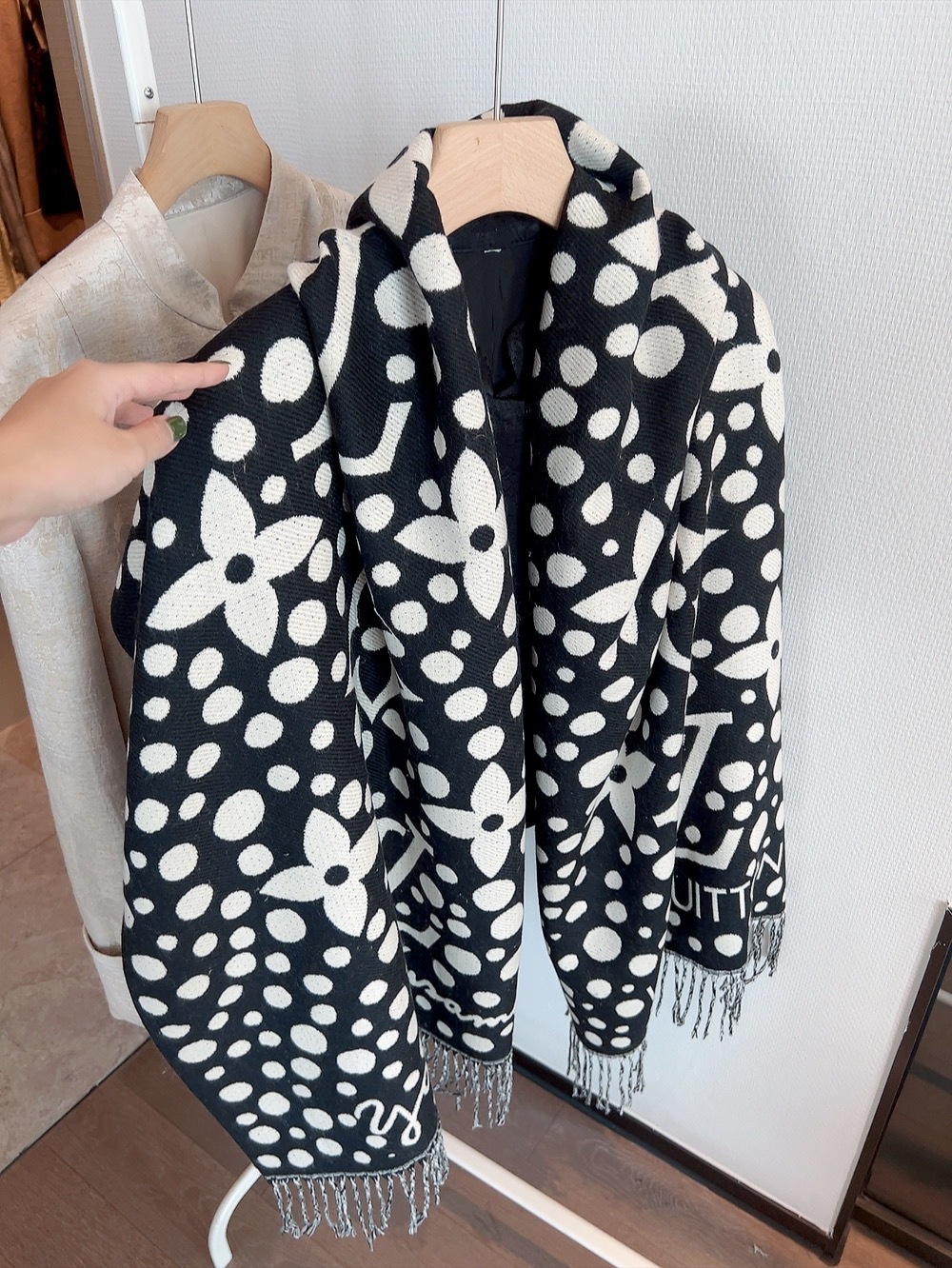 LV LV X YK INFINITY DOTS SCARF BLACK