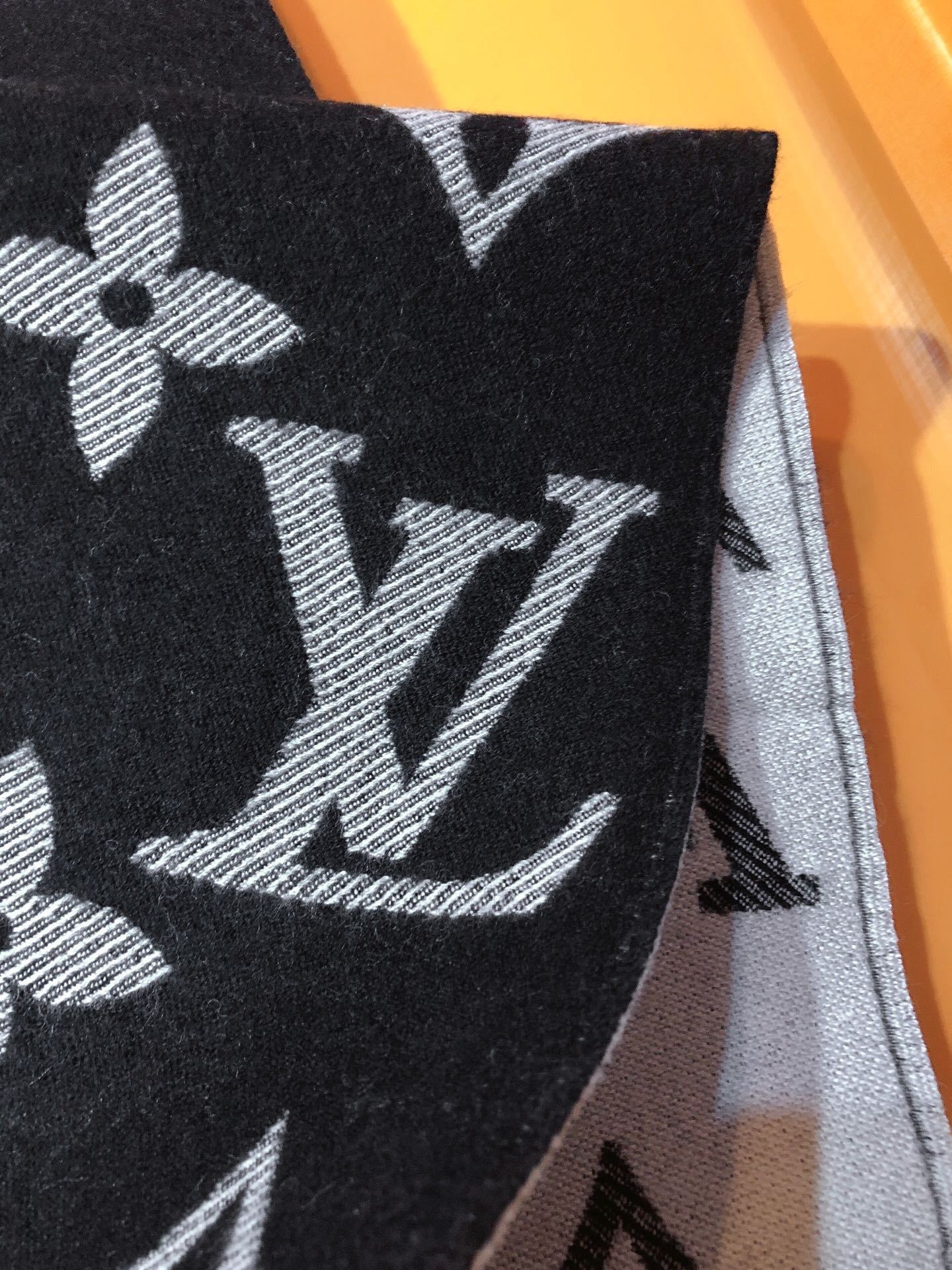 LV LV MONOGRAM ESSENTIAL SCARF ENCRE BLACK M77853