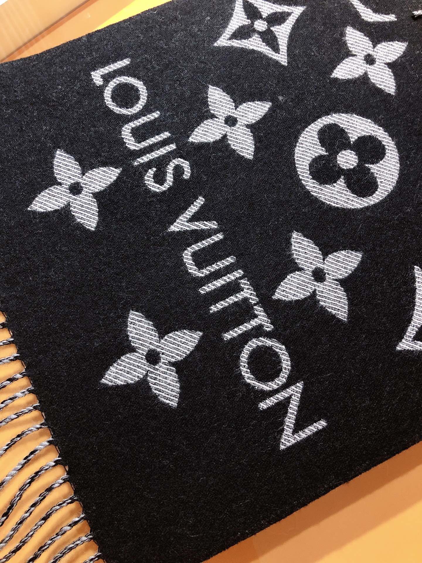 LV LV MONOGRAM ESSENTIAL SCARF ENCRE BLACK M77853