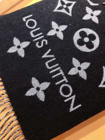 LV LV MONOGRAM ESSENTIAL SCARF ENCRE BLACK M77853