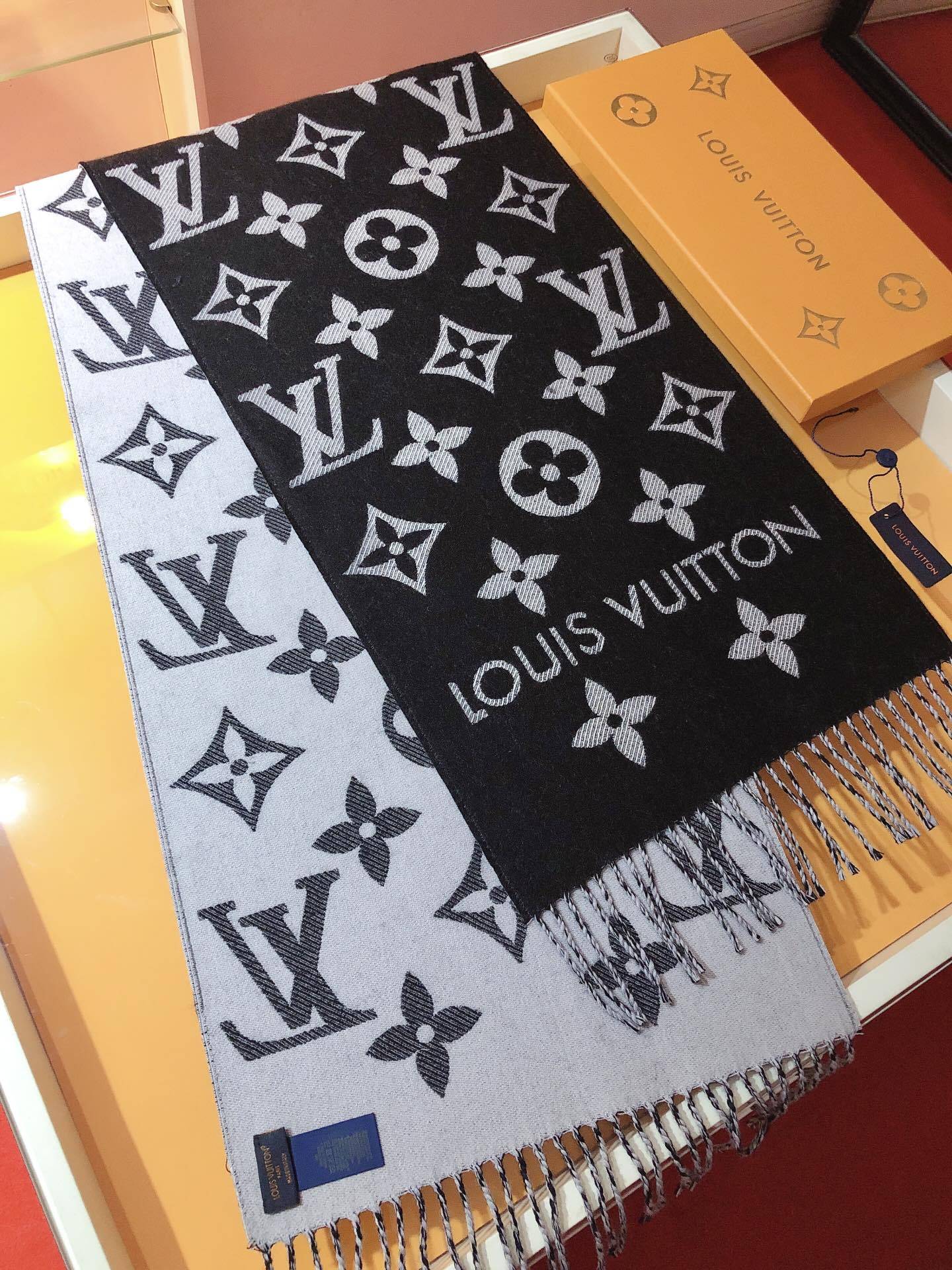 LV LV MONOGRAM ESSENTIAL SCARF ENCRE BLACK M77853