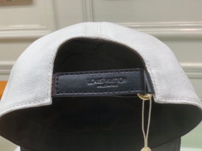 LV SUPREME LOGO CAP WHITE