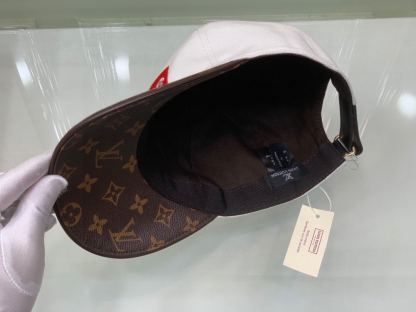LV SUPREME LOGO CAP WHITE