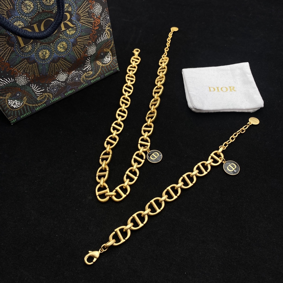 DOR GOLD CHARM NECKLACE