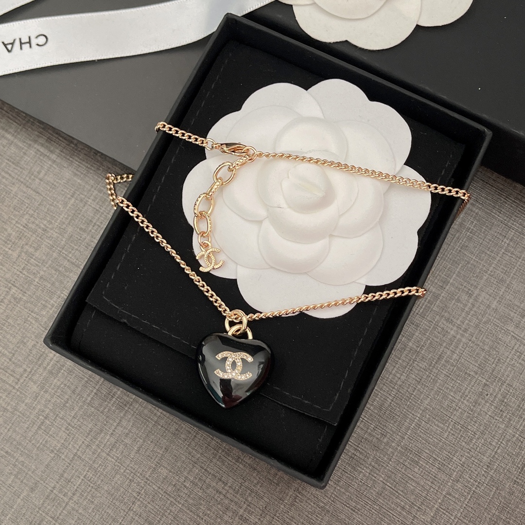 CC LAMBSKIN AND GOLD METAL NECKLACE  AB9463 B09327 NK812