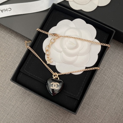 CC LAMBSKIN AND GOLD METAL NECKLACE  AB9463 B09327 NK812