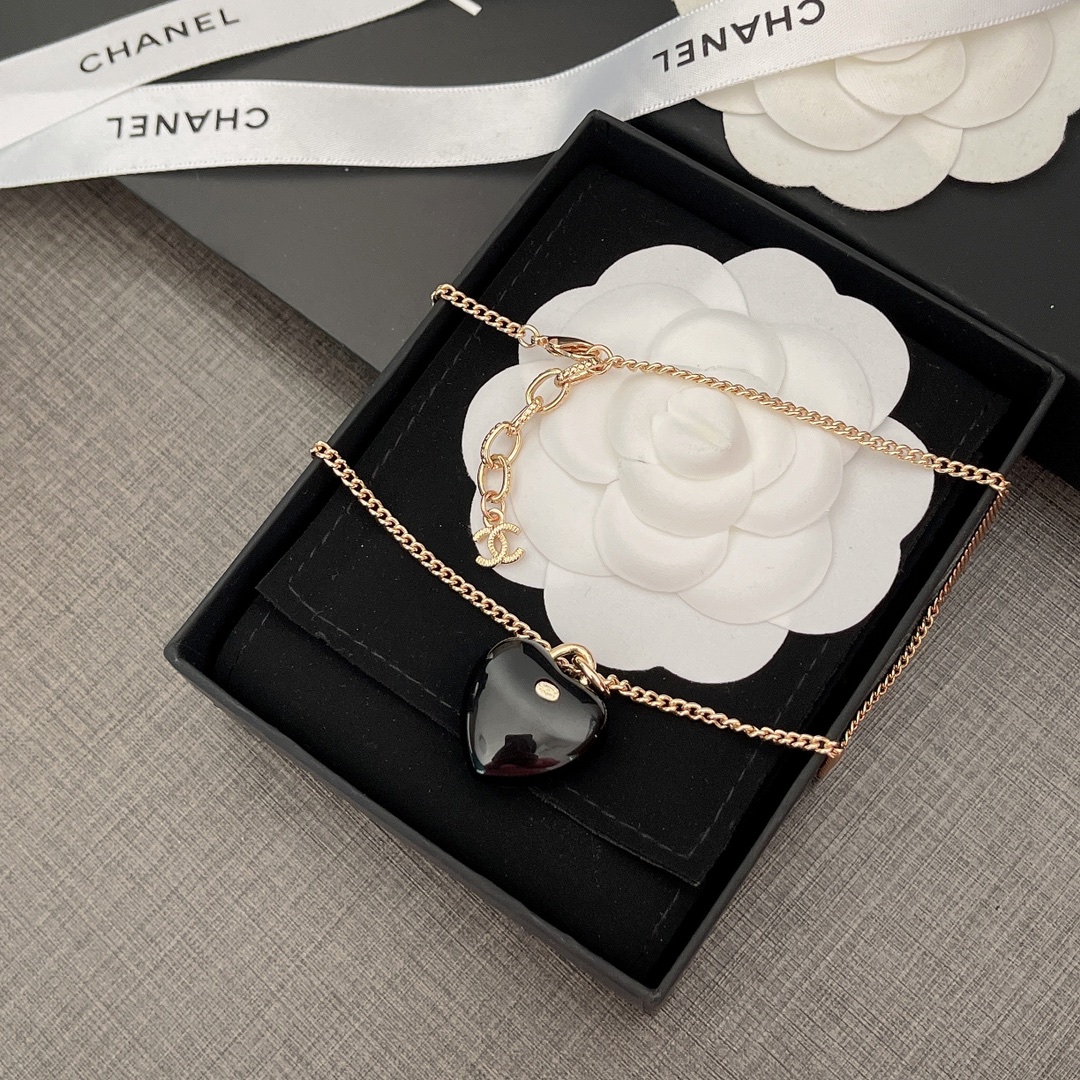 CC LAMBSKIN AND GOLD METAL NECKLACE  AB9463 B09327 NK812