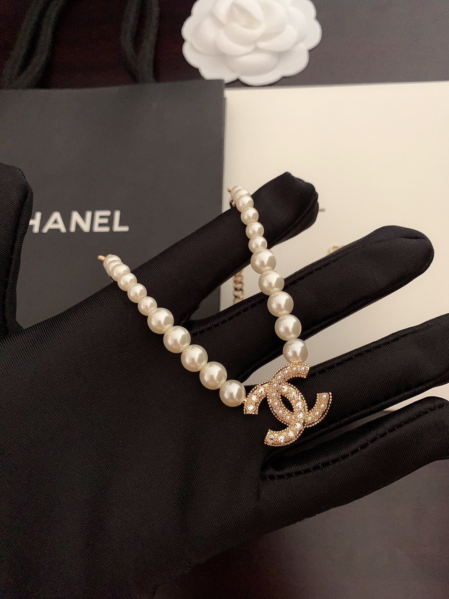 CC WOMEN'S PEARL NECKLACE AND GOLD METAL