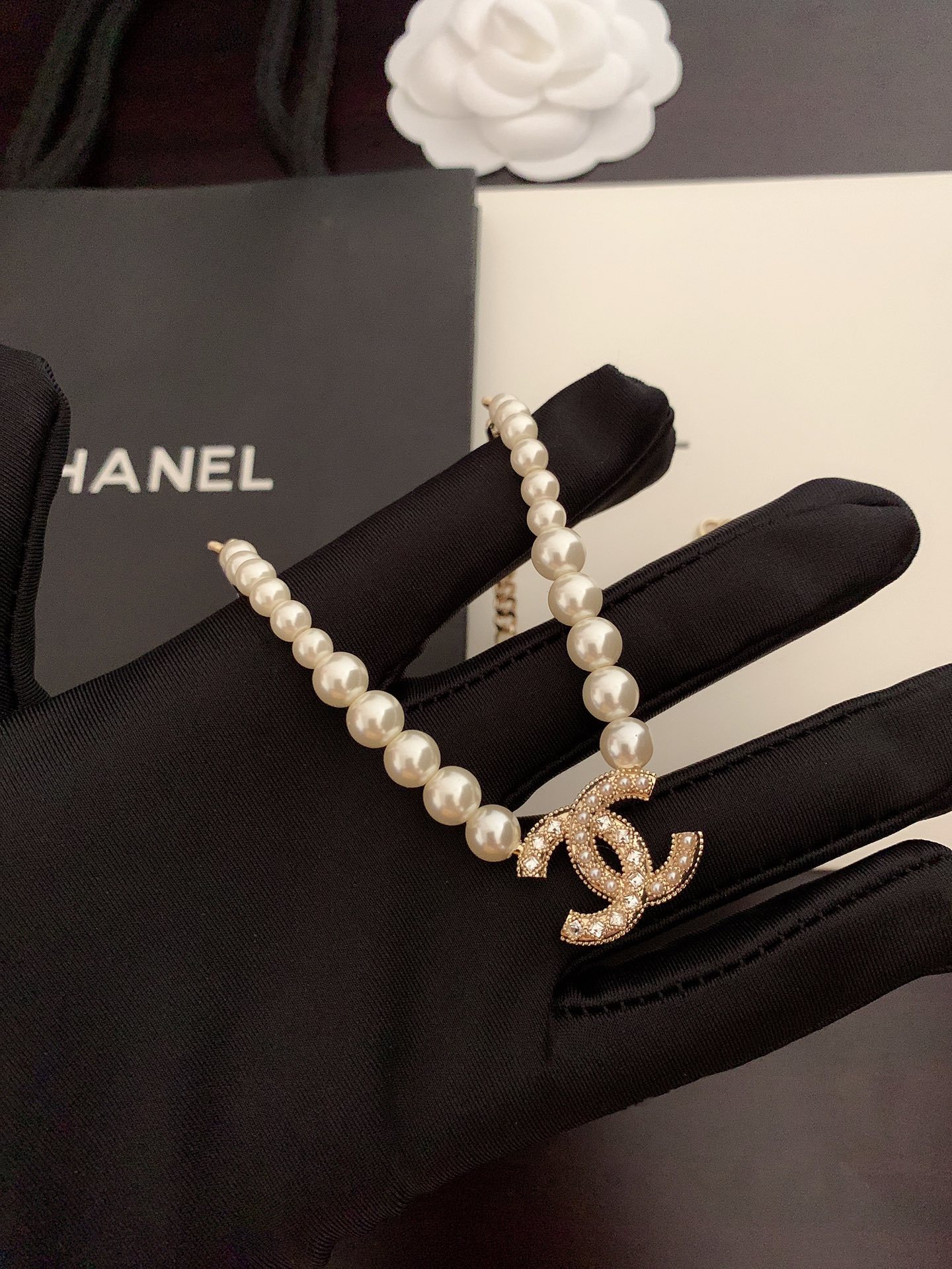 CC WOMEN'S PEARL NECKLACE AND GOLD METAL