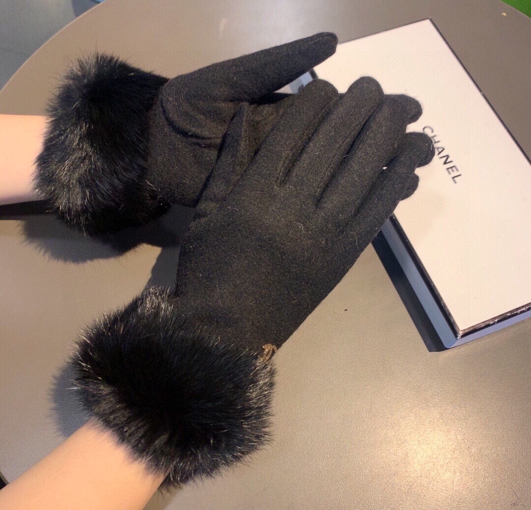 CC CC LOGO GLOVES WITH FUR IN BLACK