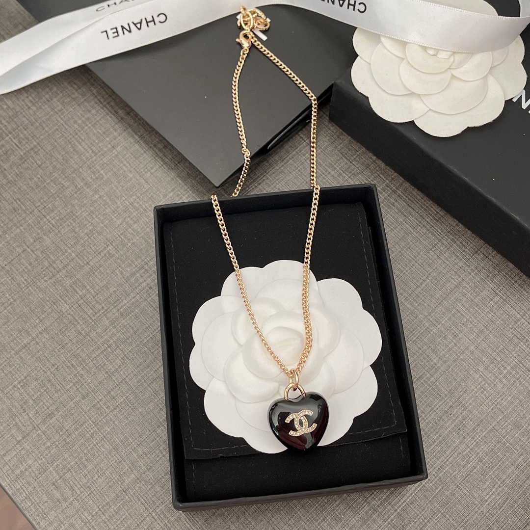 CC LAMBSKIN AND GOLD METAL NECKLACE  AB9463 B09327 NK812