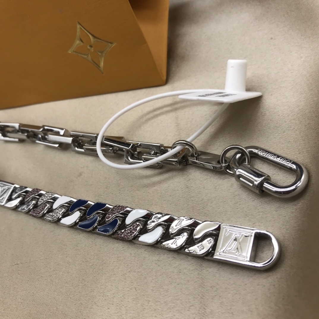 LV SILVER CHAIN NECKLACE
