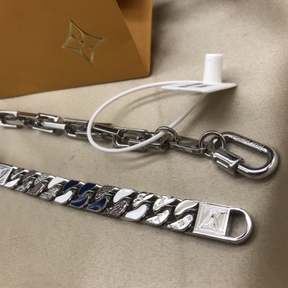 LV SILVER CHAIN NECKLACE