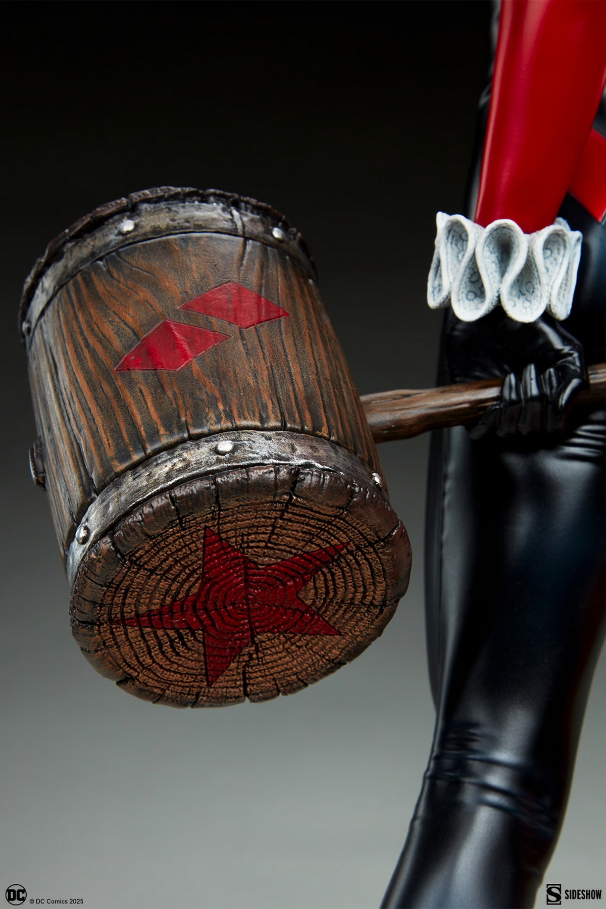 Pre-sale Sideshow 49cm Harley Quinn 300922 Material Polystone Dimensions Height 19.3 inches (49 cm) Width 10.1 inches (26 cm) Depth 7.3 inches (19 cm) Weight 10 pounds (4.5 kg)*(GK)-KWII-GK