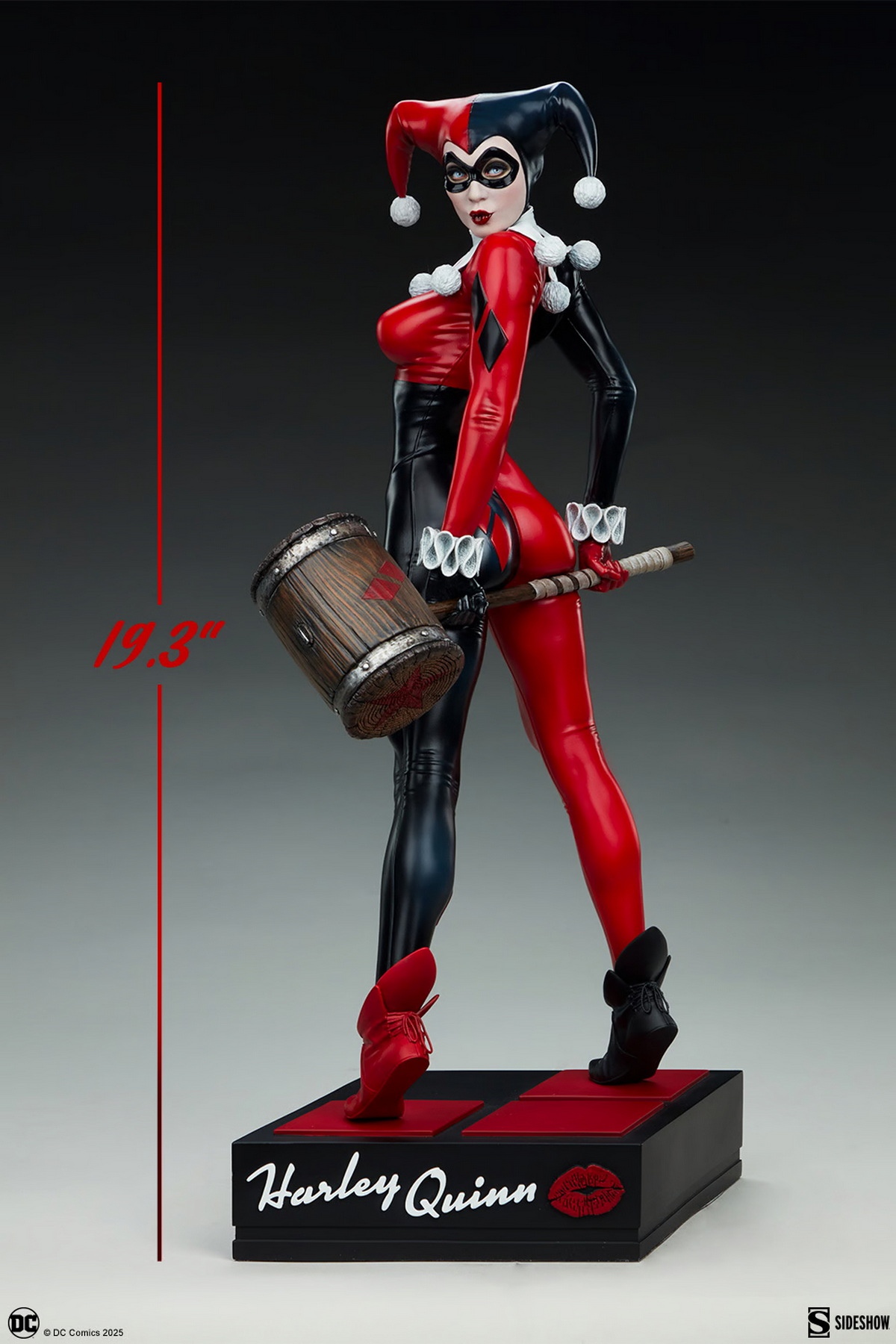 Pre-sale Sideshow 49cm Harley Quinn 300922 Material Polystone Dimensions Height 19.3 inches (49 cm) Width 10.1 inches (26 cm) Depth 7.3 inches (19 cm) Weight 10 pounds (4.5 kg)*(GK)-KWII-GK