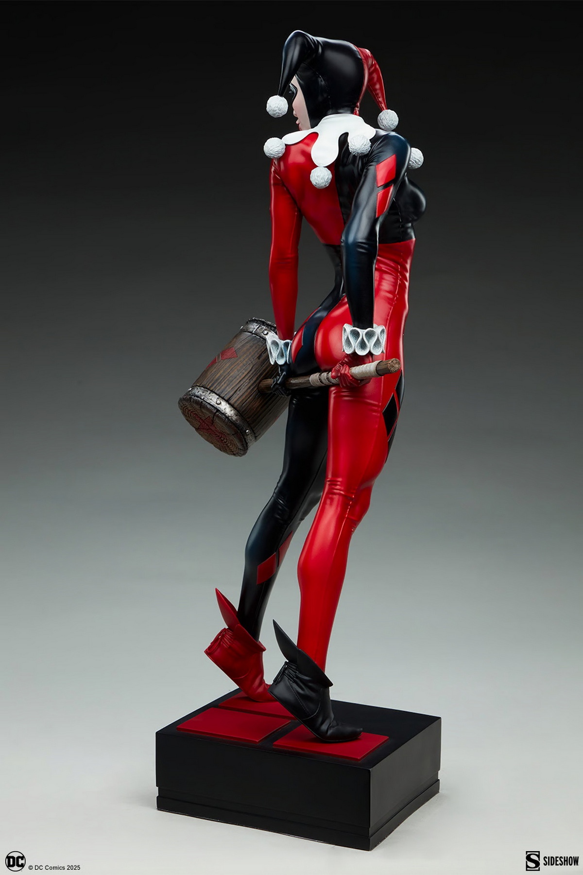 Pre-sale Sideshow 49cm Harley Quinn 300922 Material Polystone Dimensions Height 19.3 inches (49 cm) Width 10.1 inches (26 cm) Depth 7.3 inches (19 cm) Weight 10 pounds (4.5 kg)*(GK)-KWII-GK