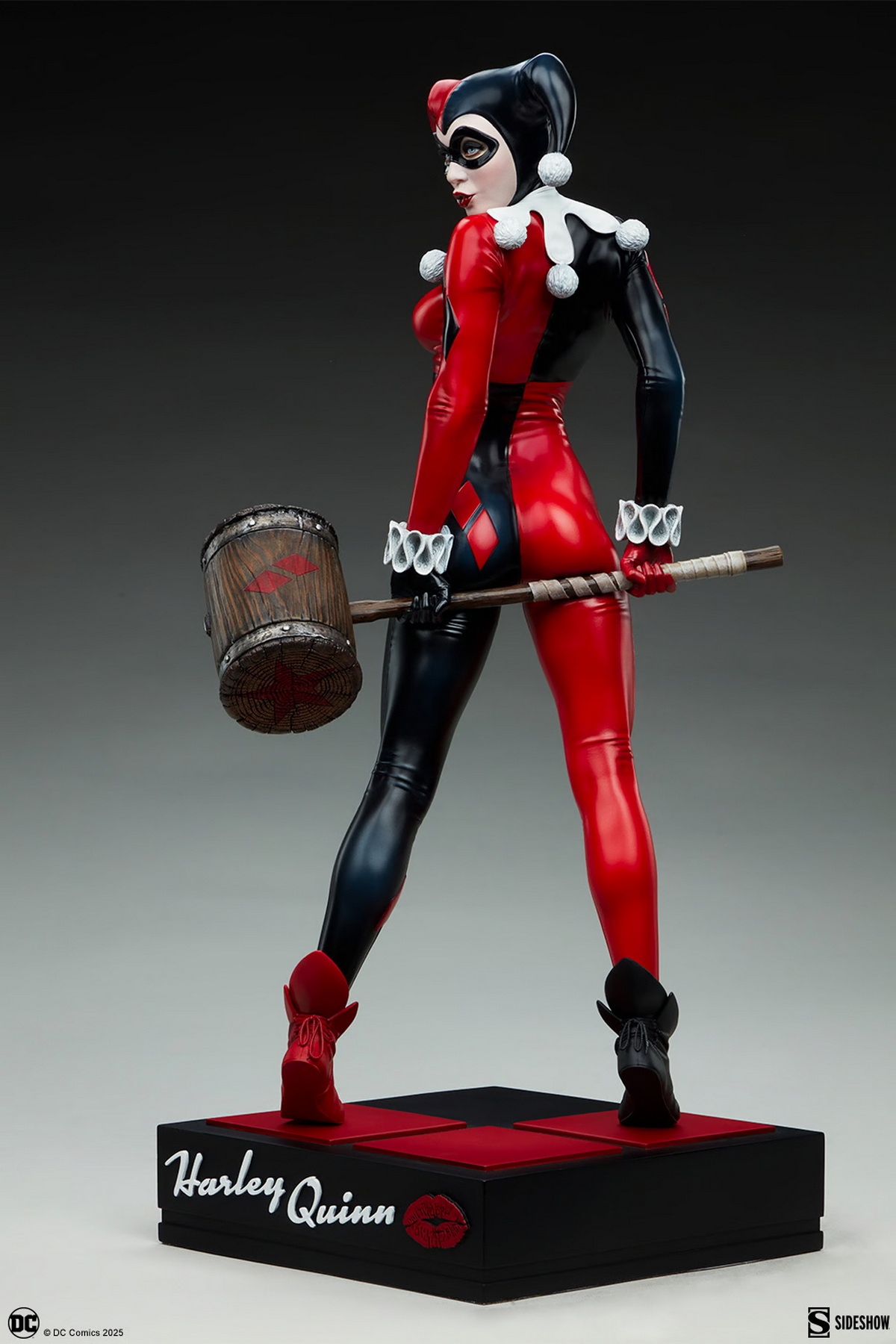 Pre-sale Sideshow 49cm Harley Quinn 300922 Material Polystone Dimensions Height 19.3 inches (49 cm) Width 10.1 inches (26 cm) Depth 7.3 inches (19 cm) Weight 10 pounds (4.5 kg)*(GK)-KWII-GK