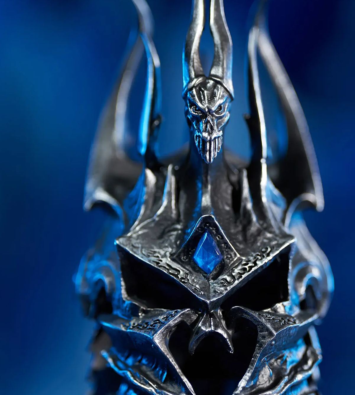Blizzard Entertainment - World of Warcraft - Helm of Domination Metal Replica Desktop Ornament BLZ011 (Licensed)Statue 
