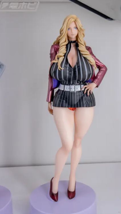 DAIKI KougYou - Gyaru CEO Sister and Harem Office Nishikiori Ai Red X Grey Suit Ver. Figure Licensed 