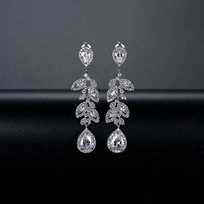 Flower Petals White Timeless Pear Cut Moissanite Diamond Retro 18k Whi