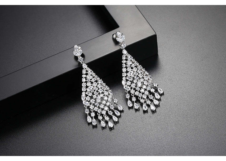 White Tassel Dazzling Pear Cut Moissanite Diamond Luxury 18k White Gol